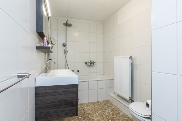 Foto - Te koop: Moderne instapklare drive-inwoning met garage, 3 slaapkamers, balkon met prachtig uitzicht en geheel bestraatte onderhoudsvriendelijke tuin met tuinkamer gelegen aan de rand van Heerlen.